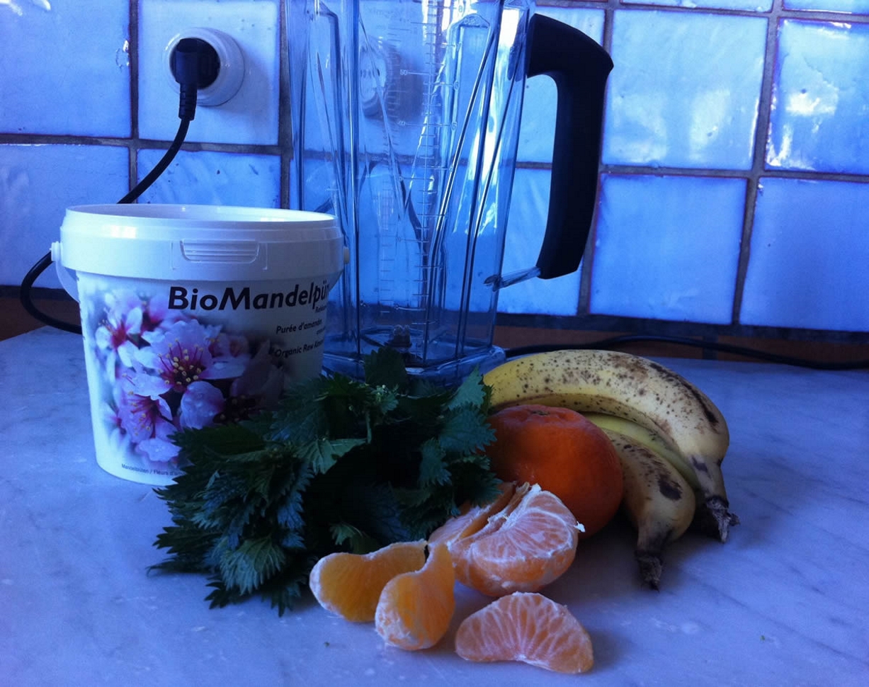 Bananen Clementinen Wildkräuter Smoothie
